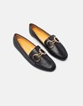 Εικόνα από Flat μονόχρωμα loafers με μεταλλική αγκράφα Μαύρο