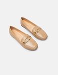Εικόνα από Μονόχρωμα loafers με χρυσό διακοσμητικό Πούρο
