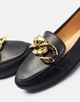 Εικόνα από Flat loafers με χρυσούς κρίκους Μαύρο