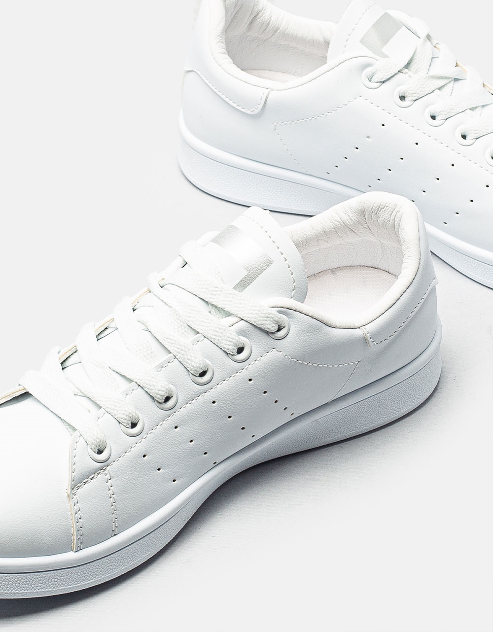 Εικόνα από Γυναικεία basic sneakers με ελαστική σόλα Λευκό