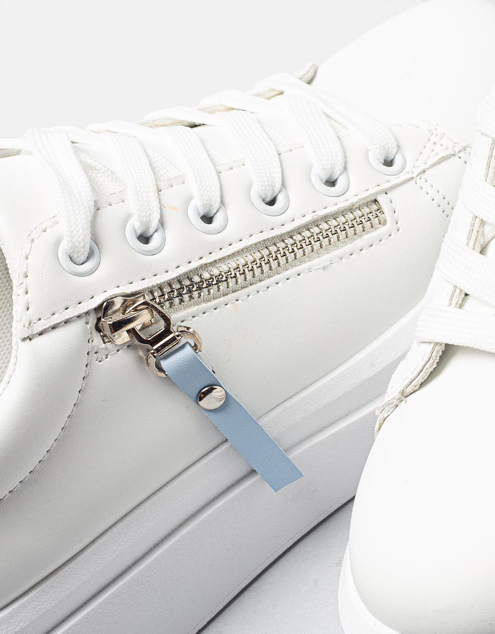 Εικόνα από Γυναικεία sneakers με διακοσμητικό φερμουάρ Λευκό/Μπλε