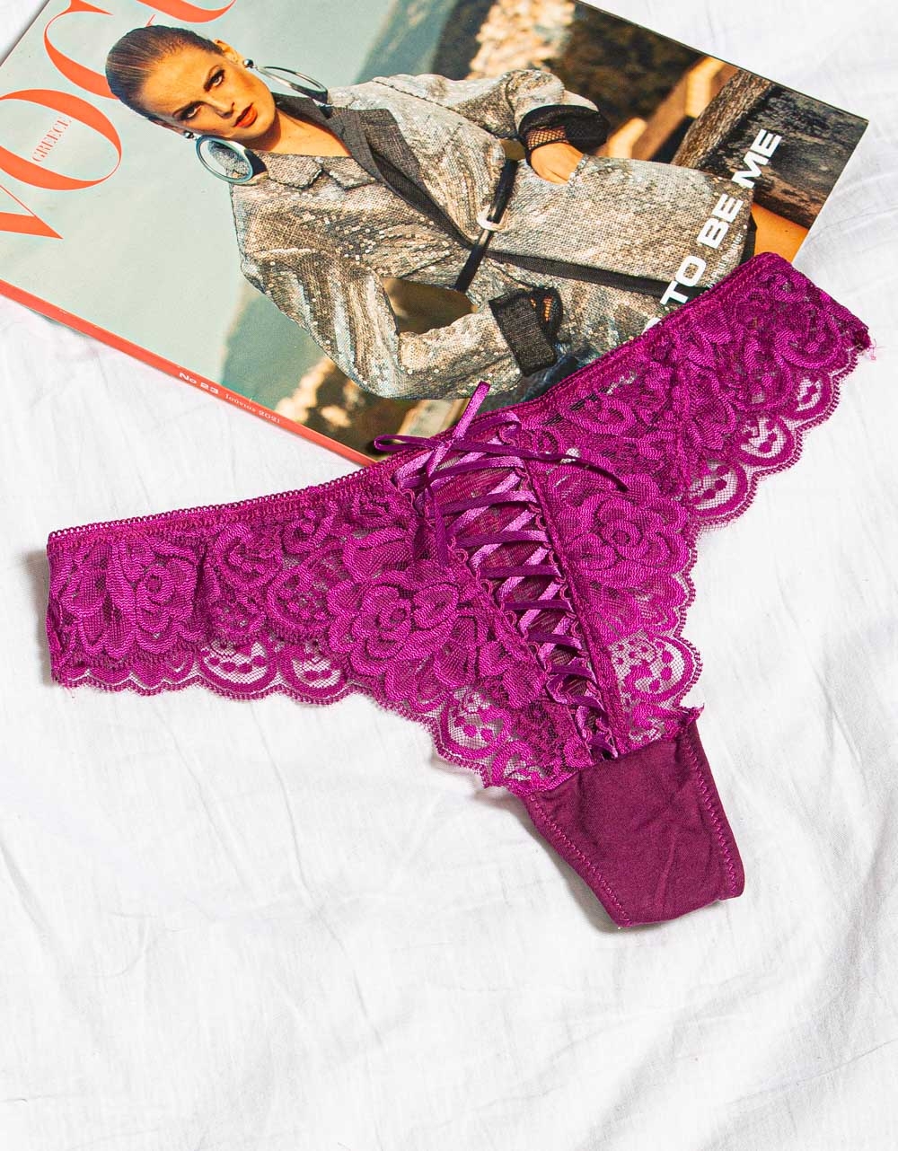 Εικόνα από Γυναικείο string με δαντέλα και κορδόνια Μωβ