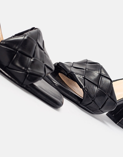 Εικόνα της Γυναικεία mules με καρέ σόλα και πλεκτή φάσα Μαύρο