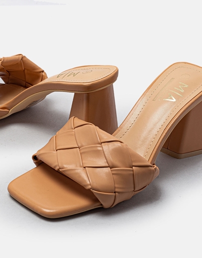 Εικόνα της Γυναικεία mules με καρέ σόλα και πλεκτή φάσα Μπεζ