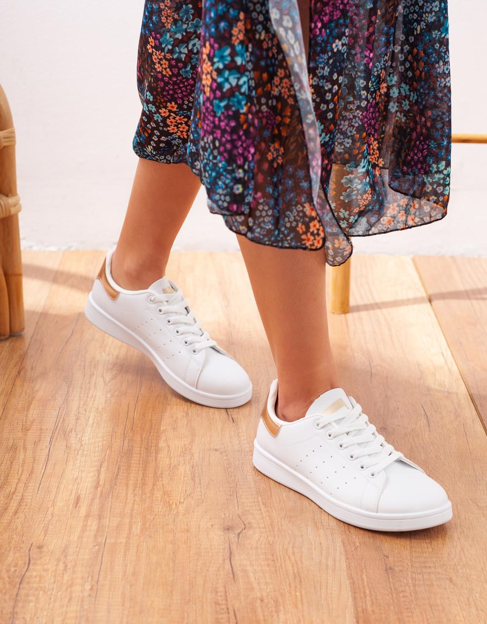 Εικόνα από Γυναικεία basic sneakers με ελαστική σόλα Λευκό/Σαμπανί