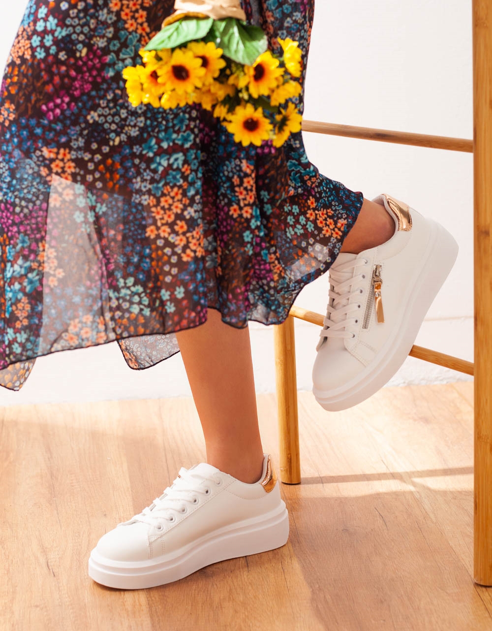 Εικόνα από Γυναικεία sneakers με διακοσμητικό φερμουάρ Λευκό/Σαμπανί