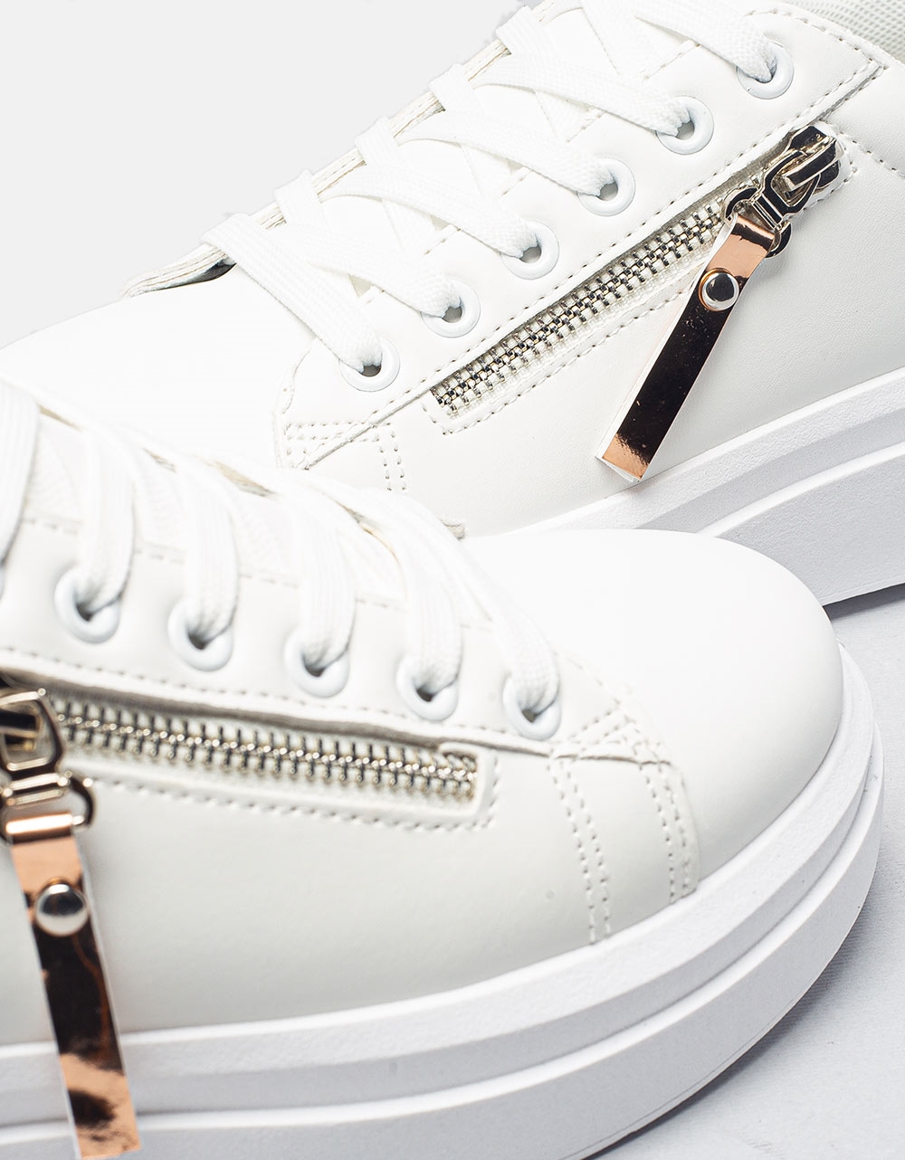 Εικόνα από Γυναικεία sneakers με διακοσμητικό φερμουάρ Λευκό/Σαμπανί