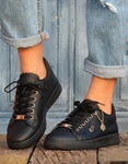 Εικόνα από Γυναικεία sneakers σε απλή γραμμή με διακοσμητική αλυσίδα Μαύρο