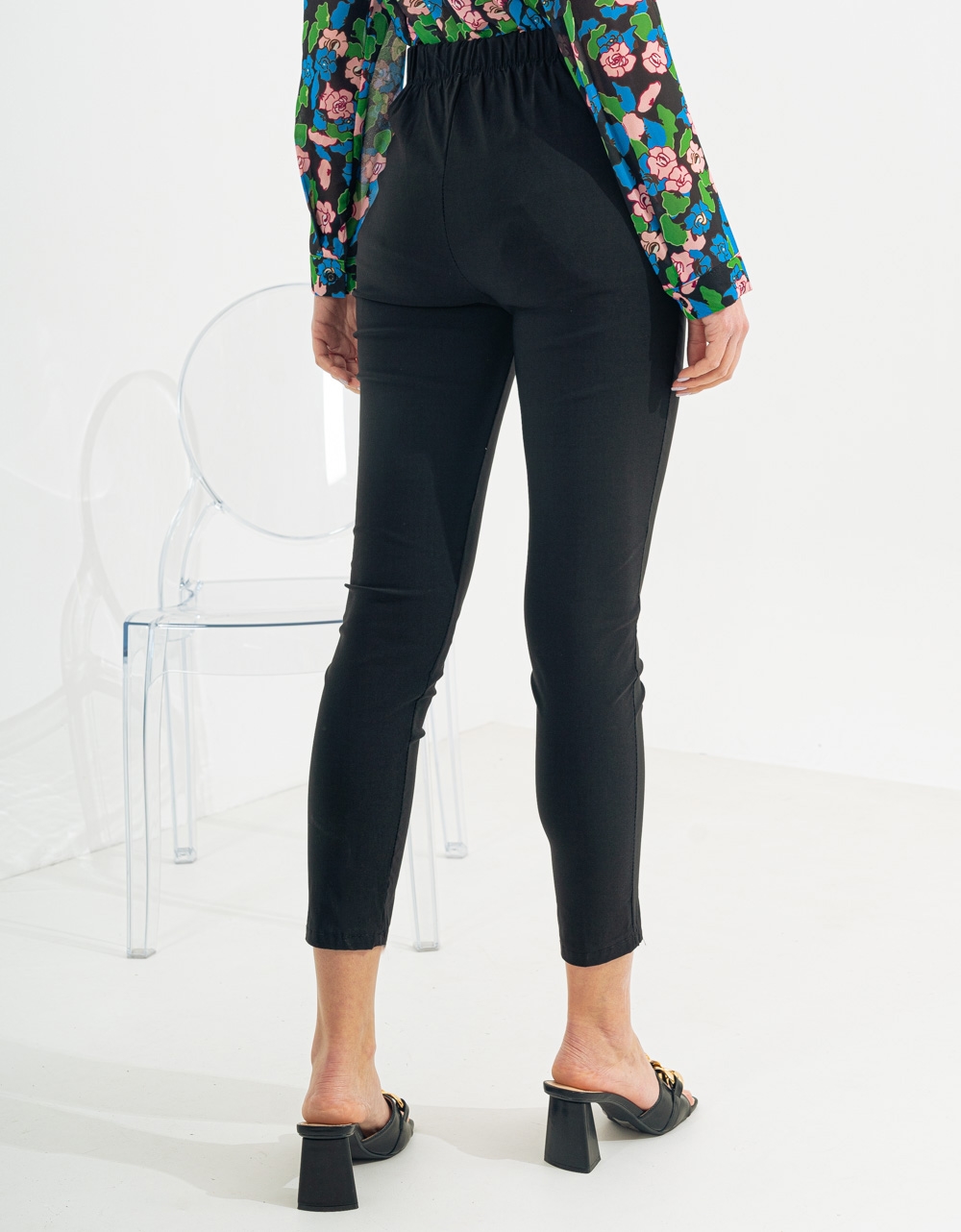 Εικόνα από Ελαστικό παντελόνι με διακοσμητικά κουμπιά Μαύρο