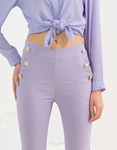Εικόνα από Ελαστικό παντελόνι με διακοσμητικά κουμπιά Μωβ