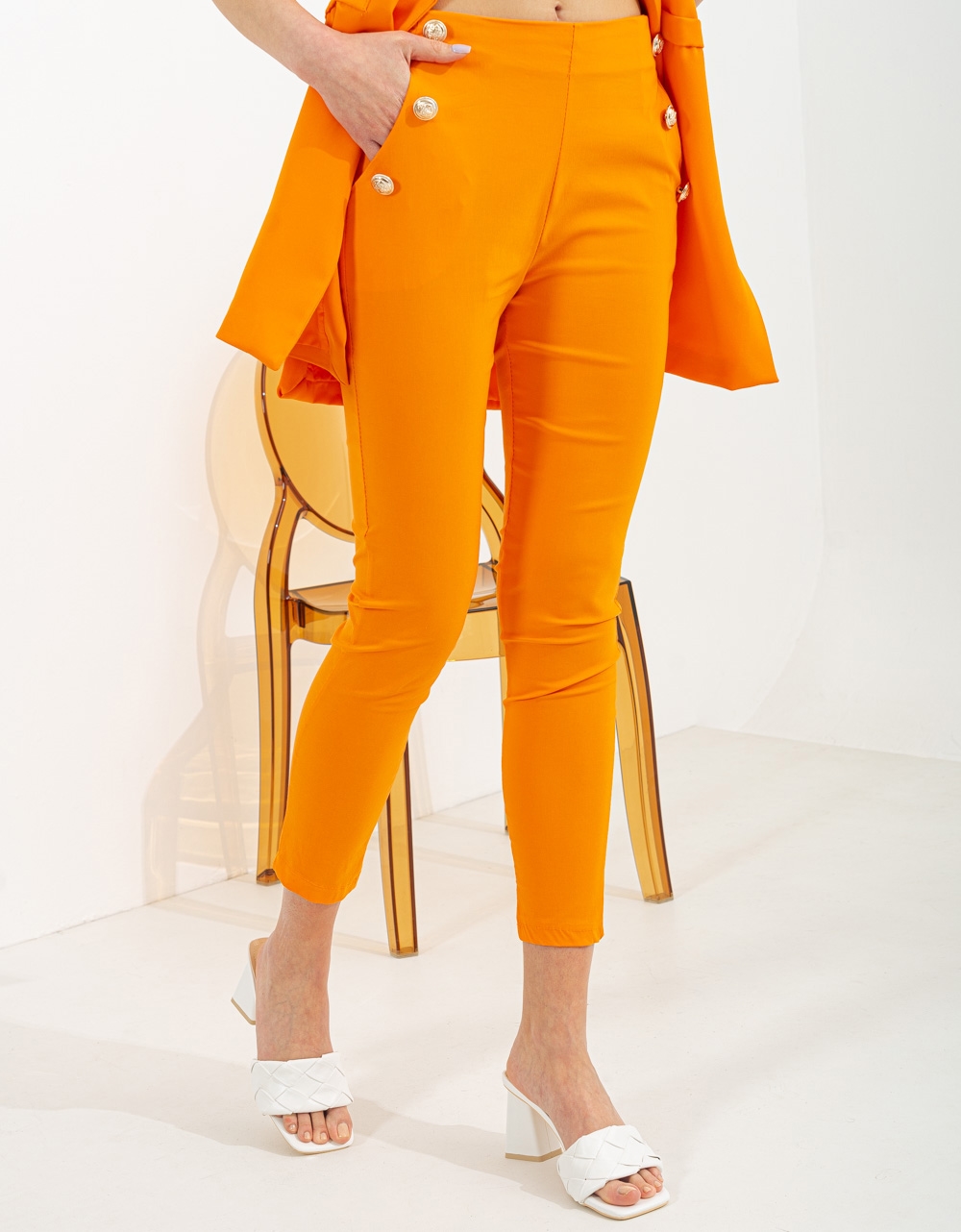 Εικόνα από Ελαστικό παντελόνι με διακοσμητικά κουμπιά Πορτοκαλί