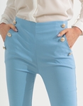 Εικόνα από Ελαστικό παντελόνι με διακοσμητικά κουμπιά Σιέλ