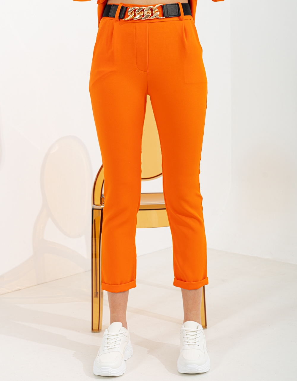 Εικόνα από Υφασμάτινο παντελόνι με ρεβέρ και ζωνάκι με αλυσίδα Πορτοκαλί