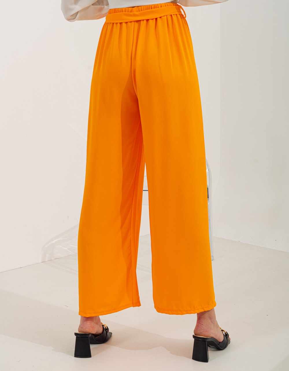 Εικόνα από Wide leg παντελόνα με λάστιχο στη μέση και ζωνάκι Πορτοκαλί