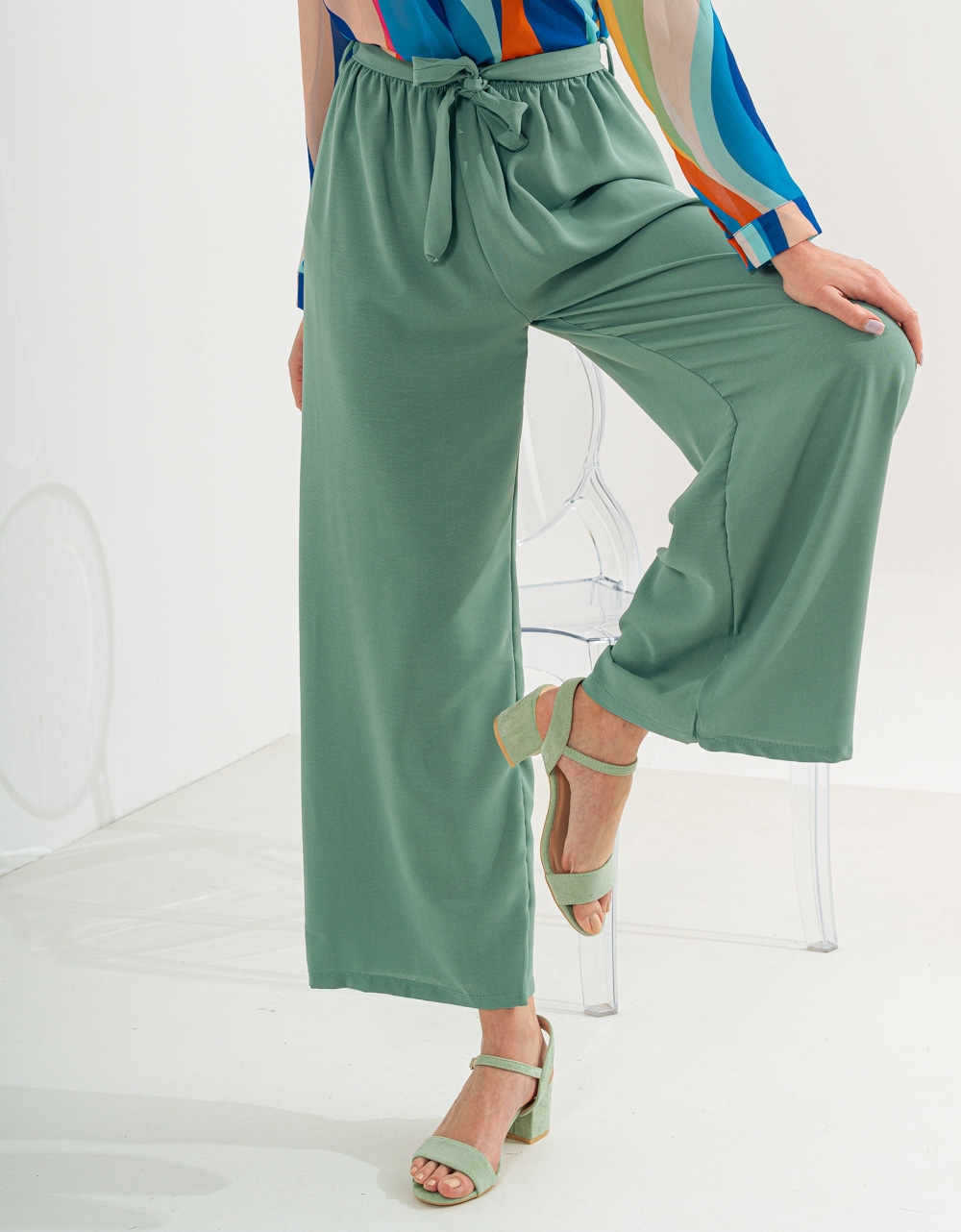 Εικόνα από Wide leg παντελόνα με λάστιχο στη μέση και ζωνάκι Πράσινο