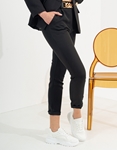 Εικόνα από Υφασμάτινο παντελόνι με ρεβέρ και ζωνάκι με αλυσίδα Μαύρο