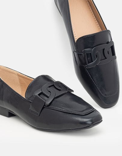 Εικόνα της Flat μονόχρωμα loafers με διακοσμητική αγκράφα Μαύρο