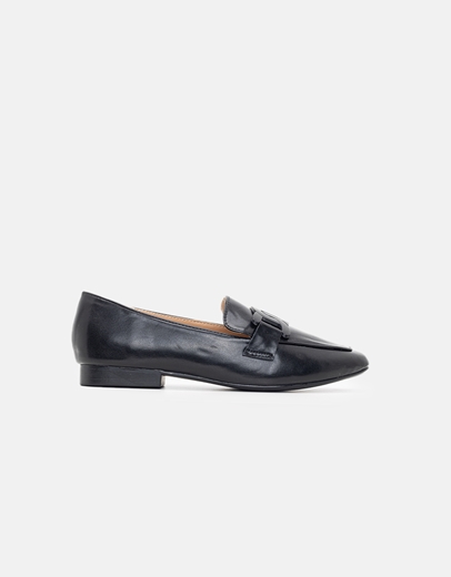 Εικόνα της Flat μονόχρωμα loafers με διακοσμητική αγκράφα Μαύρο