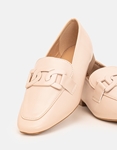 Εικόνα από Flat μονόχρωμα loafers με διακοσμητική αγκράφα Μπεζ