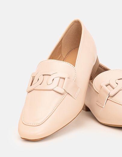 Εικόνα της Flat μονόχρωμα loafers με διακοσμητική αγκράφα Μπεζ
