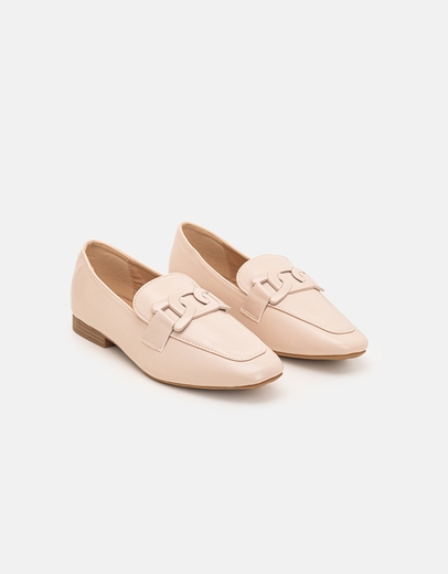 Εικόνα της Flat μονόχρωμα loafers με διακοσμητική αγκράφα Μπεζ