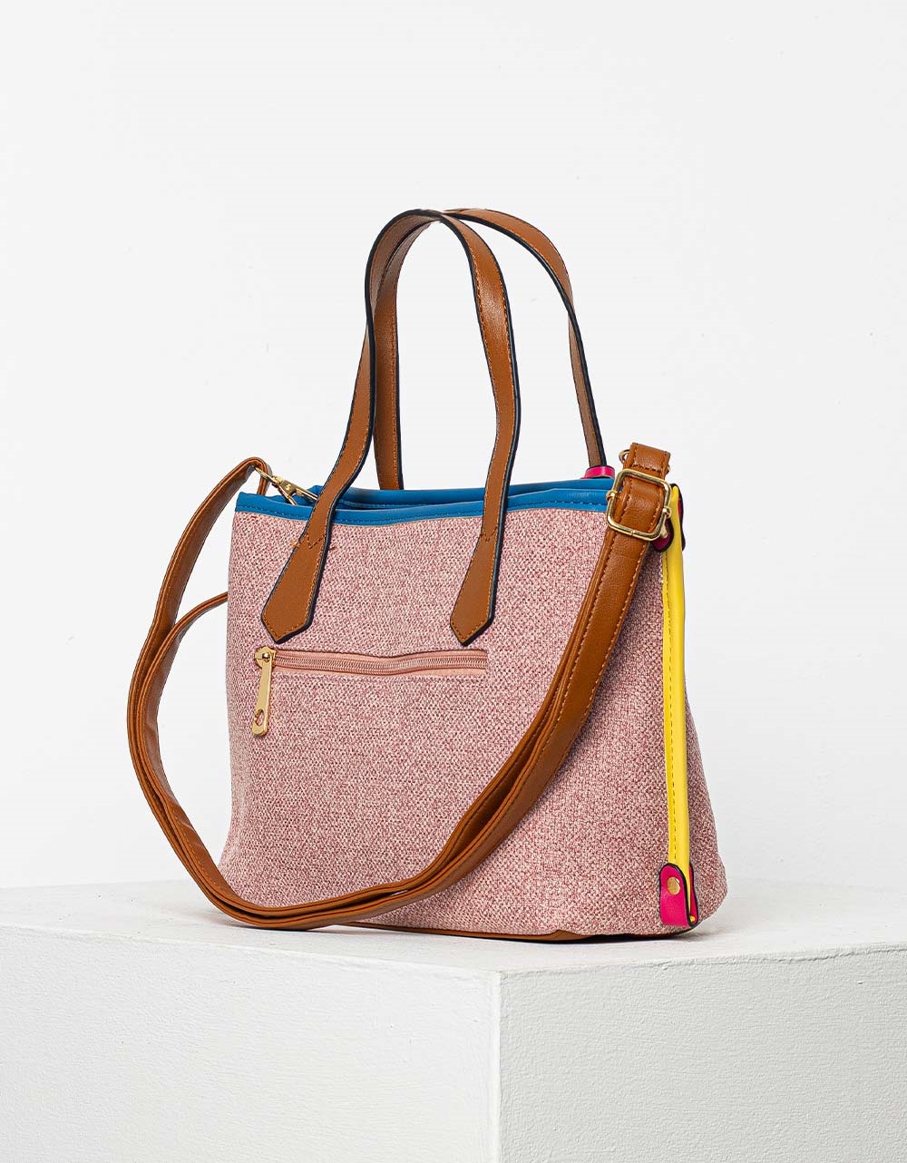 Εικόνα από Γυναικεία τσάντα χειρός με χρωματιστές πινελιές και μεταλλική λεπτομέρεια Ροζ
