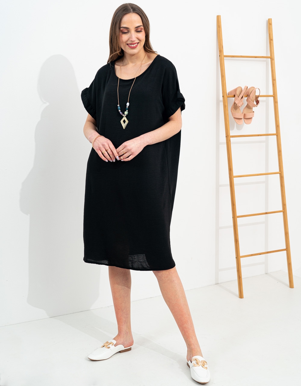 Εικόνα από Oversized midi φόρεμα με κολιέ και βολάν στα μανίκια Μαύρο