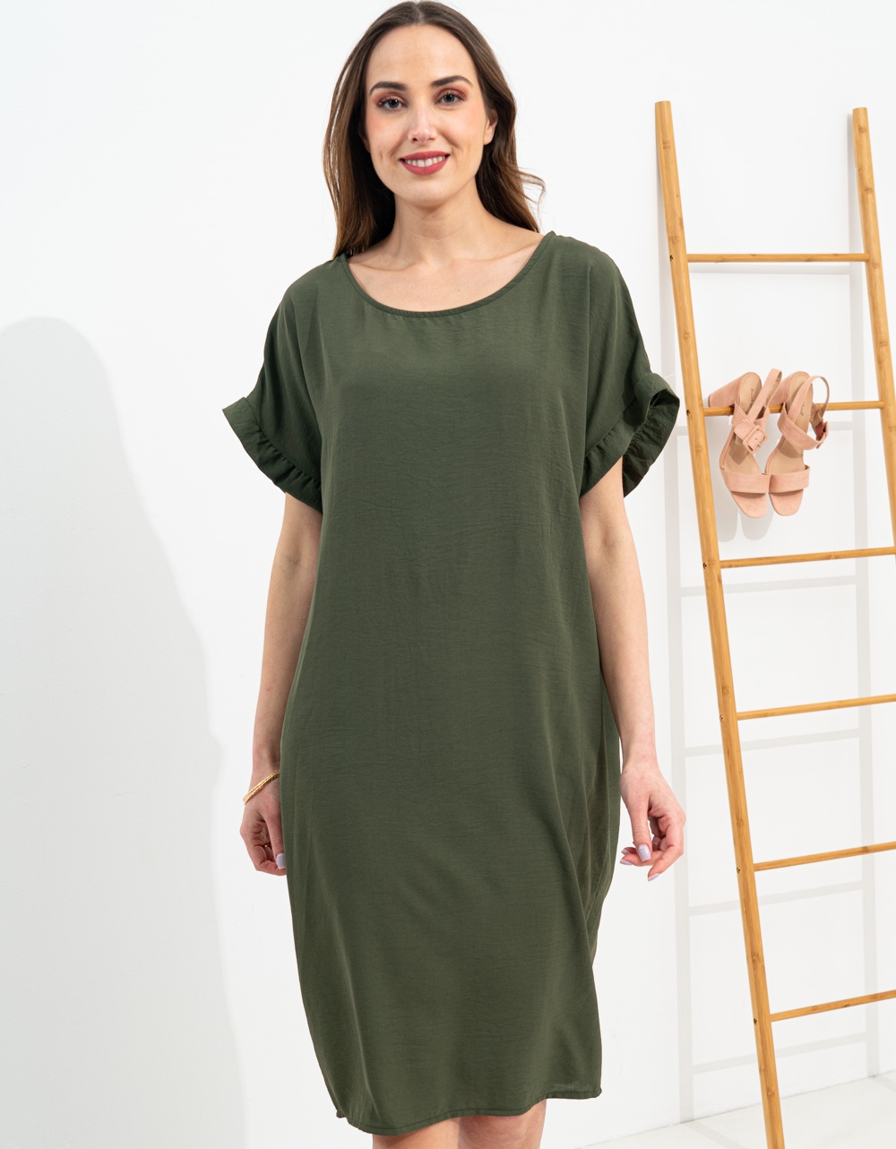 Εικόνα από Oversized midi φόρεμα με κολιέ και βολάν στα μανίκια Πράσινο