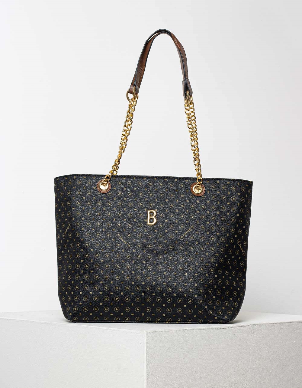 Εικόνα από Γυναικεία τσάντα χειρός με pattern γραμμάτων και χρυσές λεπτομέρειες Μαύρο