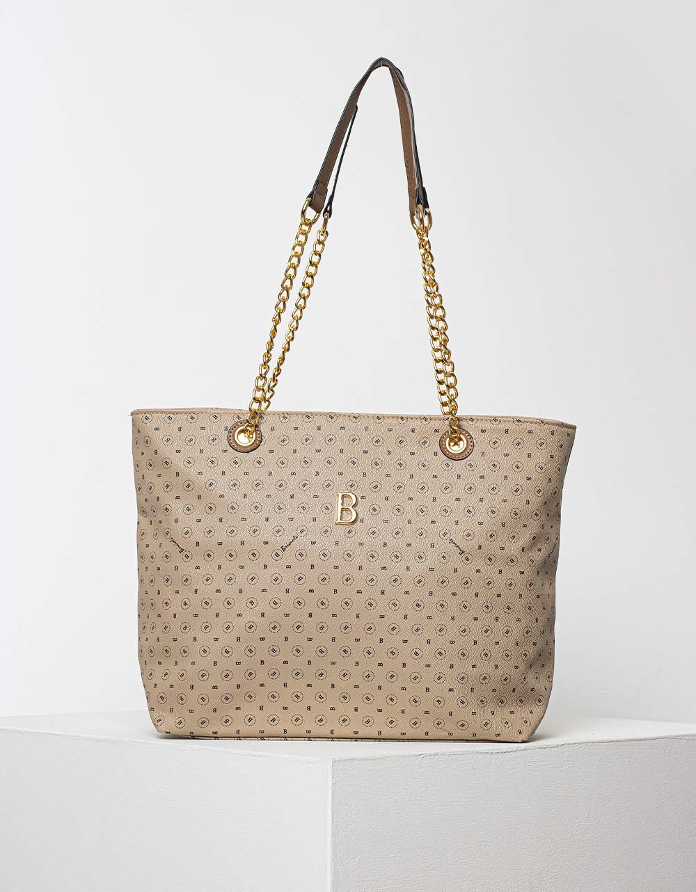 Εικόνα από Γυναικεία τσάντα χειρός με pattern γραμμάτων και χρυσές λεπτομέρειες Μπεζ