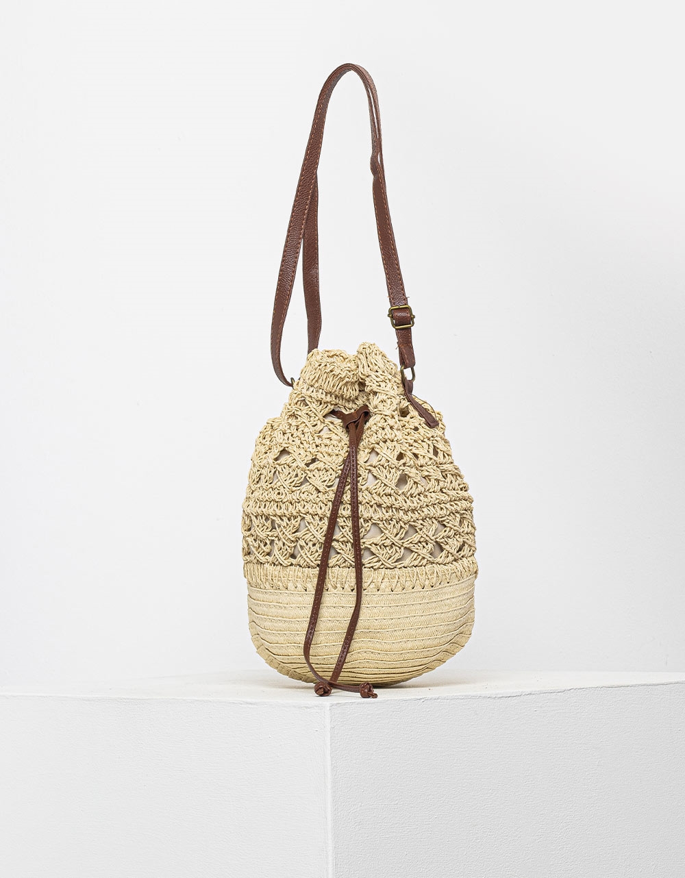 Εικόνα από Γυναικεία τσάντα ψάθινη σε σχήμα πουγκί Μπεζ