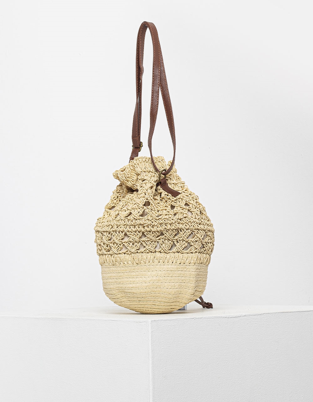 Εικόνα από Γυναικεία τσάντα ψάθινη σε σχήμα πουγκί Μπεζ
