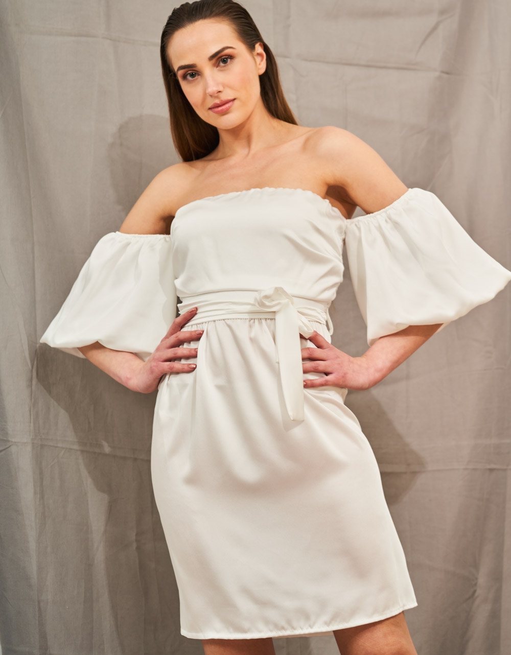 Εικόνα από Μονόχρωμο μίνι φόρεμα με puffy μανίκια Λευκό