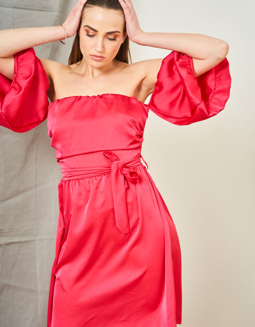 Εικόνα από Mini φόρεμα σατέν με puffy μανίκια Φούξια