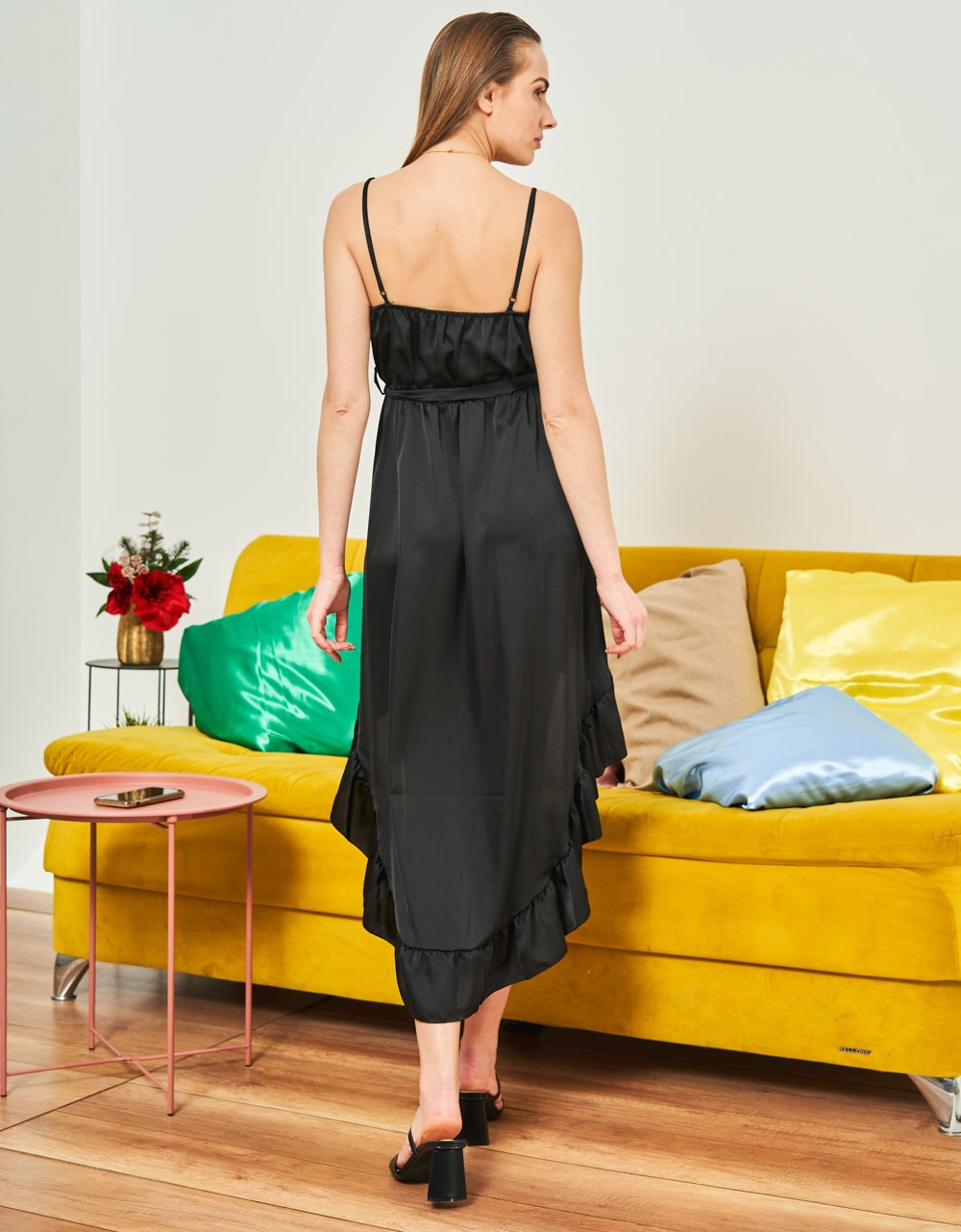 Εικόνα από Κρουαζέ ασύμμετρο φόρεμα με βολάν Μαύρο