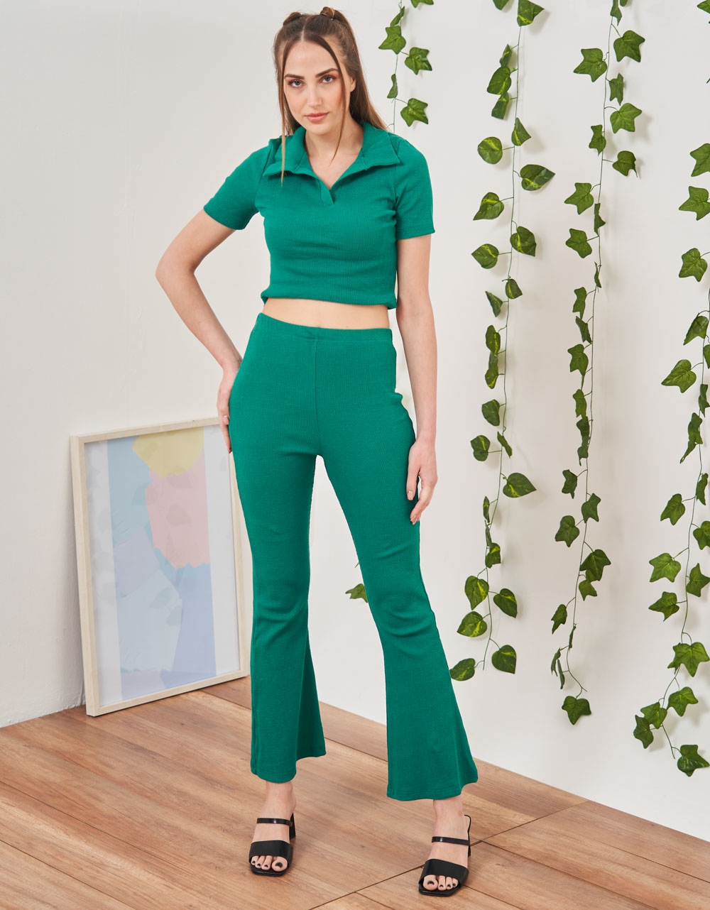 Εικόνα από Σετ μονόχρωμο crop top με γιακά και παντελόνι flare Πράσινο