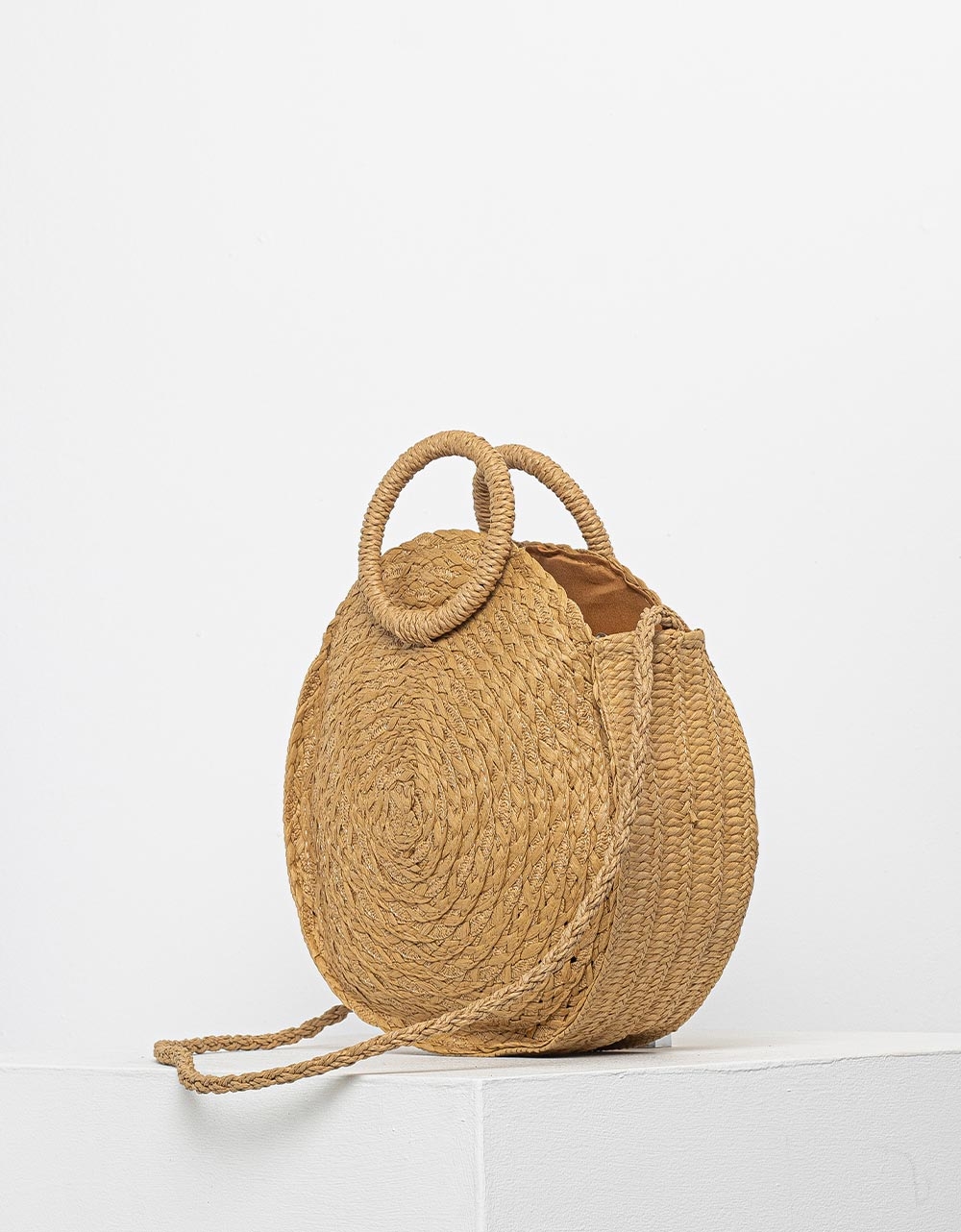 Εικόνα από Γυναικεία τσάντα ψάθινη σε στρογγυλό σχήμα Πούρο