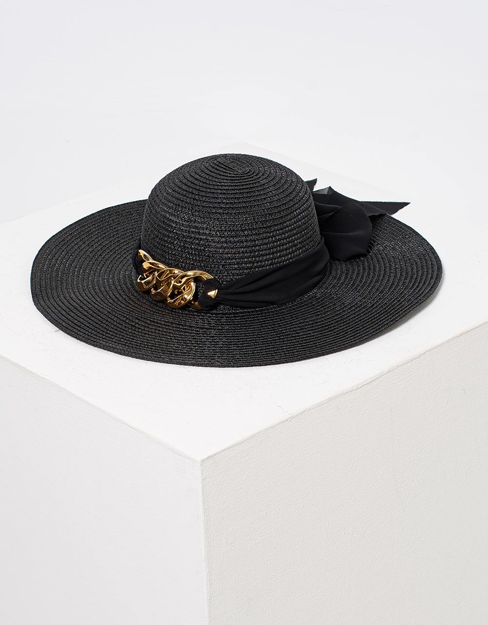 Εικόνα από Γυναικεία καπέλα με μεταλλικές λεπτομέρειες και κορδέλα Μαύρο
