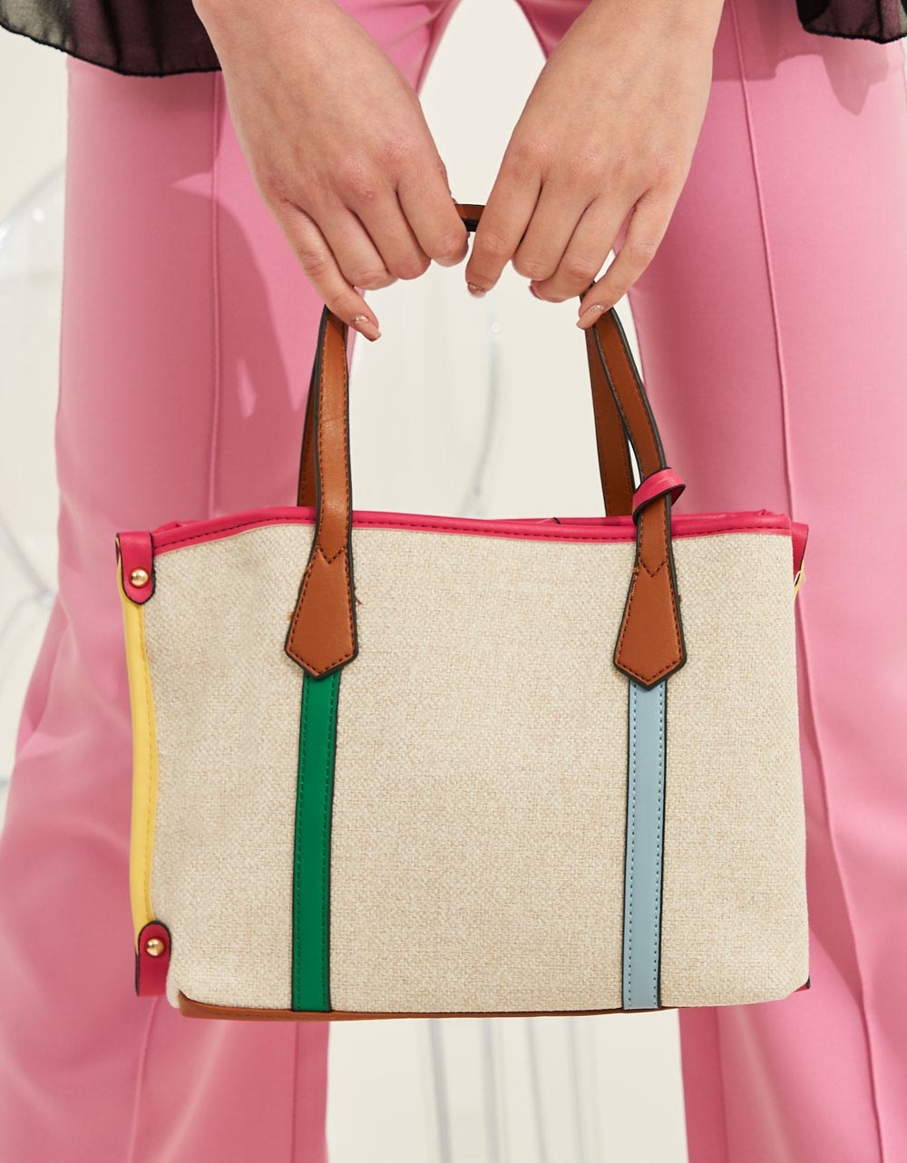 Εικόνα από Γυναικεία τσάντα χειρός με χρωματιστές πινελιές και μεταλλική λεπτομέρεια Μπεζ