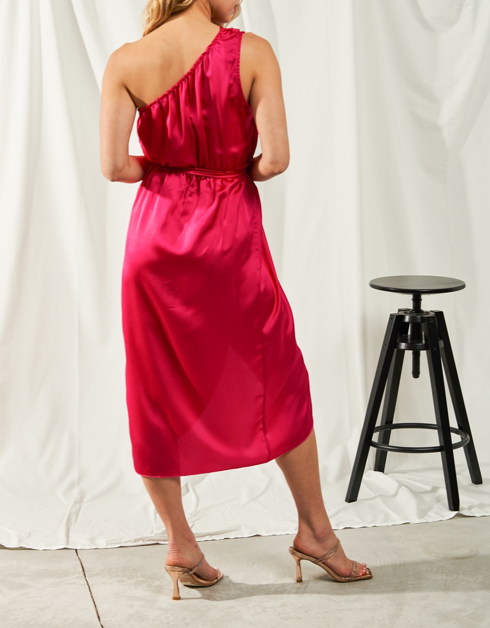 Εικόνα από Φόρεμα midi σατέν με έναν ώμο Ροζ