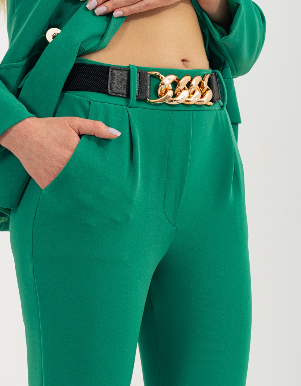 Εικόνα από Υφασμάτινο παντελόνι με ρεβέρ και ζωνάκι με αλυσίδα Σμαραγδί