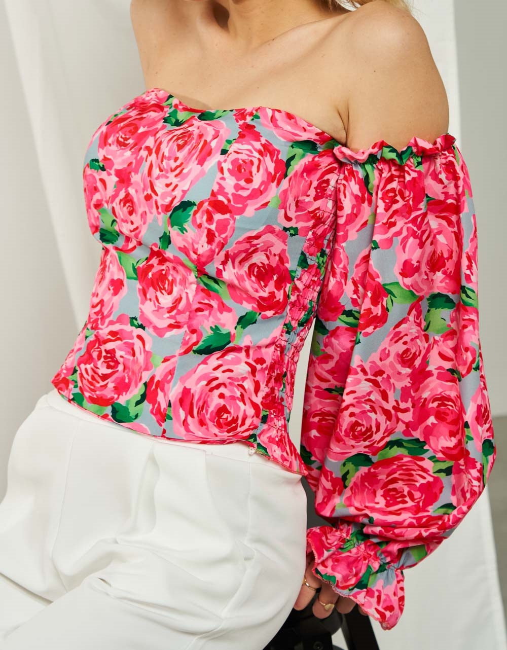 Εικόνα από Off the shoulder floral τοπάκι με μακριά μανίκια με βολάν Ροζ