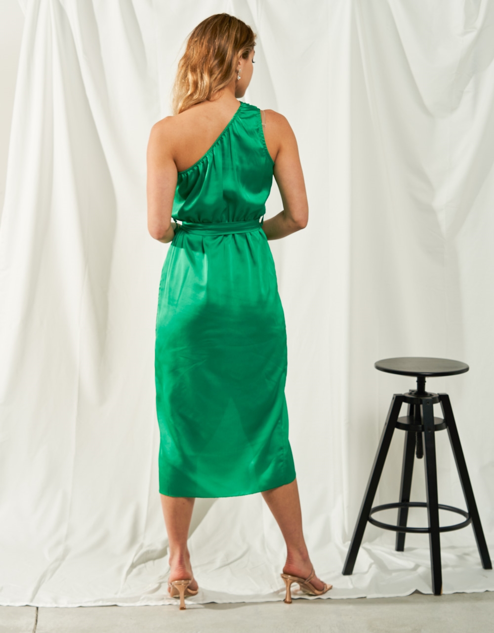 Εικόνα από Φόρεμα midi σατέν με έναν ώμο Πράσινο