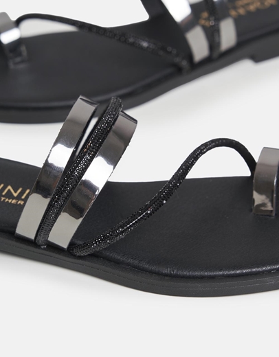 Εικόνα της Δερμάτινα flat σανδάλια Ελληνικής κατασκευής με μεταλλιζέ λουράκια και strass Μαύρο