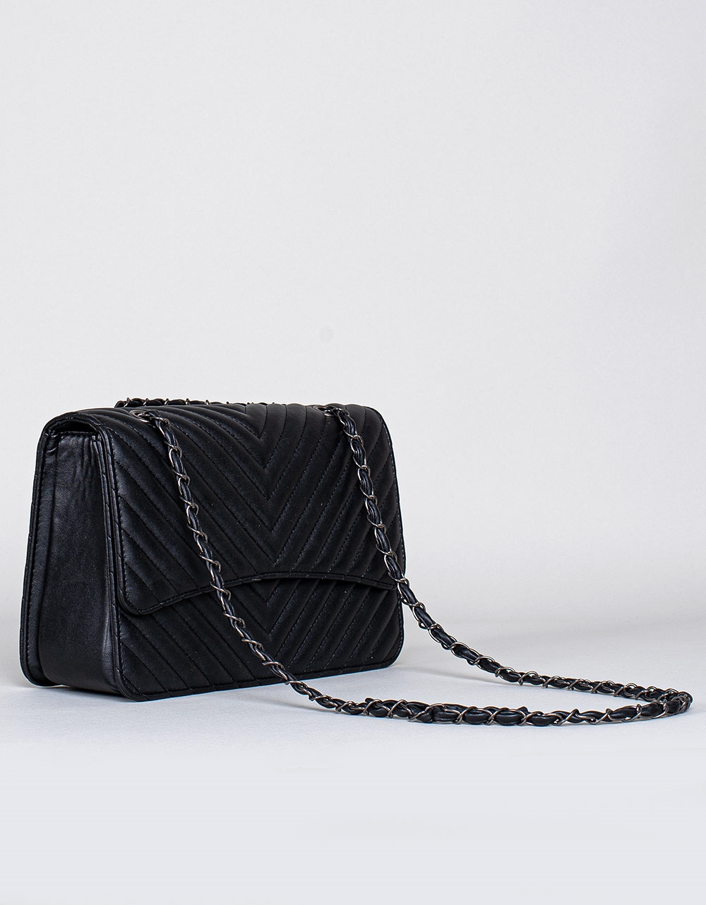 Εικόνα από Γυναικεία τσάντα ώμου καπιτονέ με ρυθμιζόμενη αλυσίδα Μαύρο