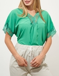 Εικόνα από Μπλούζα με V λαιμόκοψη και λεπτομέρειες δαντέλας Πράσινο