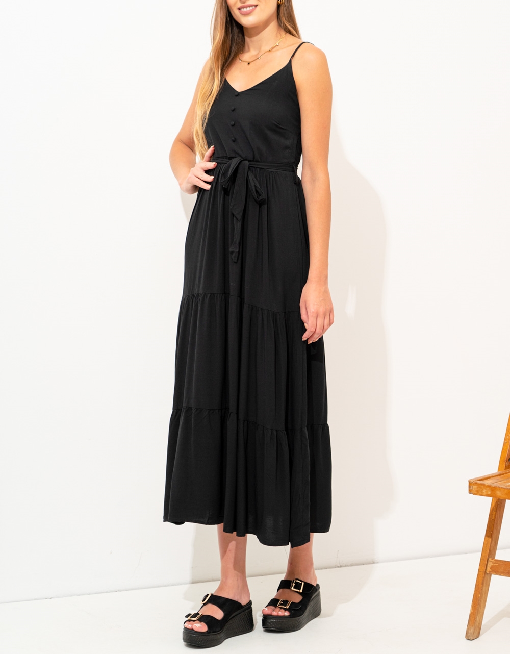 Εικόνα από Μάξι φόρεμα με διακοσμητικά κουμπάκια και βολάν Μαύρο