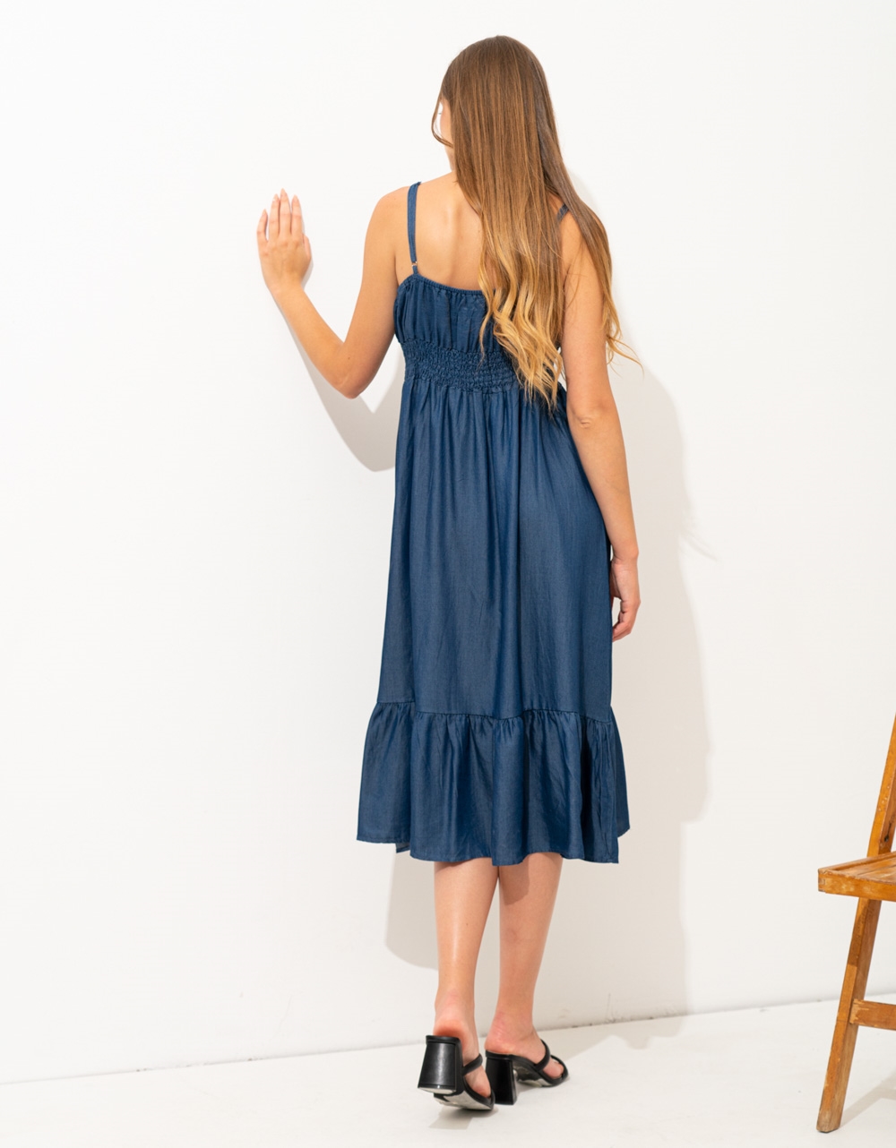 Εικόνα από Midi φόρεμα βαμβακερό με λεπτά τιραντάκια Τζιν