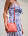 Εικόνα από Γυναικεία τσάντα ώμου γνήσιο δέρμα μονόχρωμη Ροζ