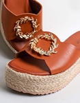 Εικόνα από Flatforms με χρυσή αγκράφα Ταμπά